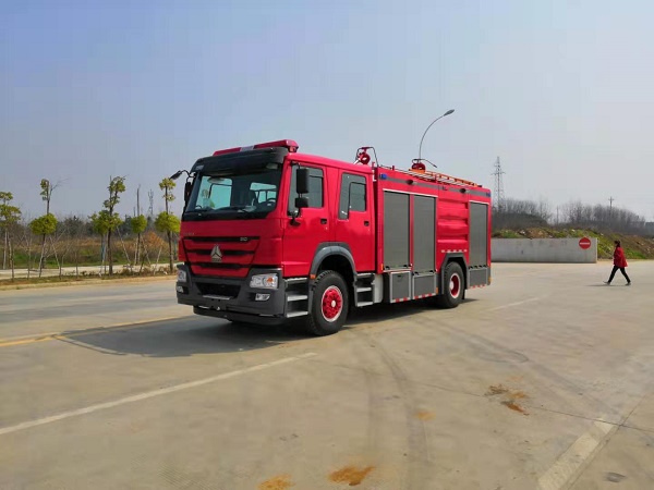 重汽干粉水聯(lián)用消防車(chē)